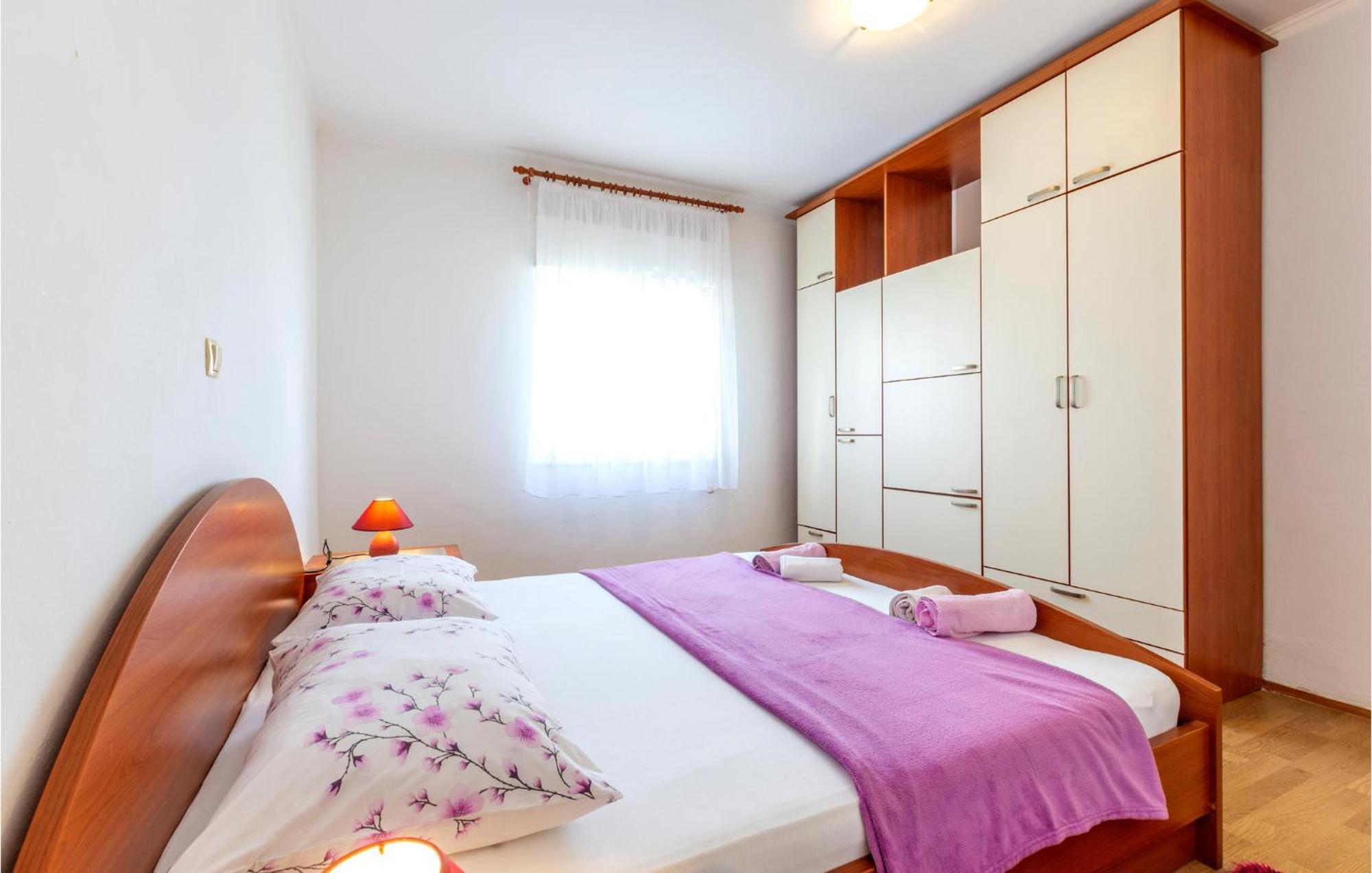1 Bedroom Beautiful Apartment In Duce Bagian luar foto