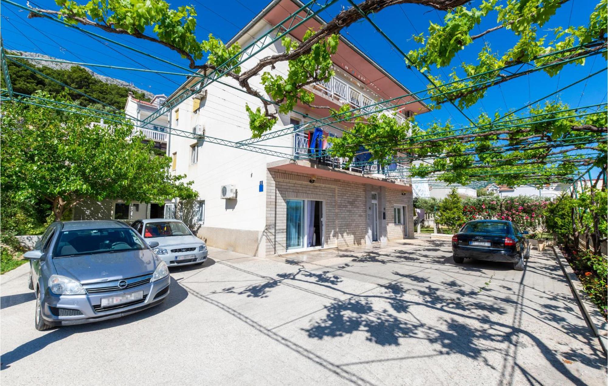 1 Bedroom Beautiful Apartment In Duce Bagian luar foto