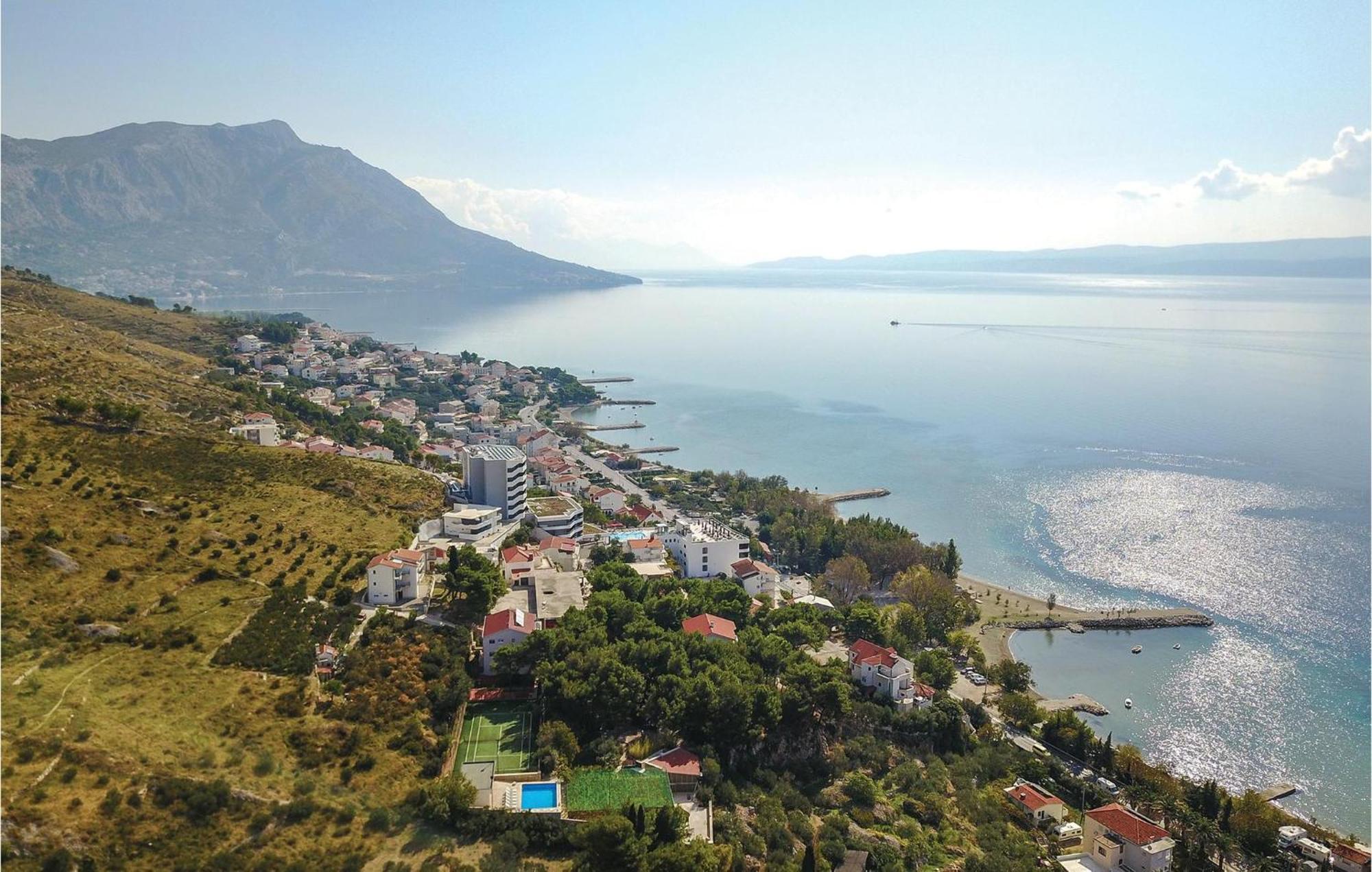 1 Bedroom Beautiful Apartment In Duce Bagian luar foto